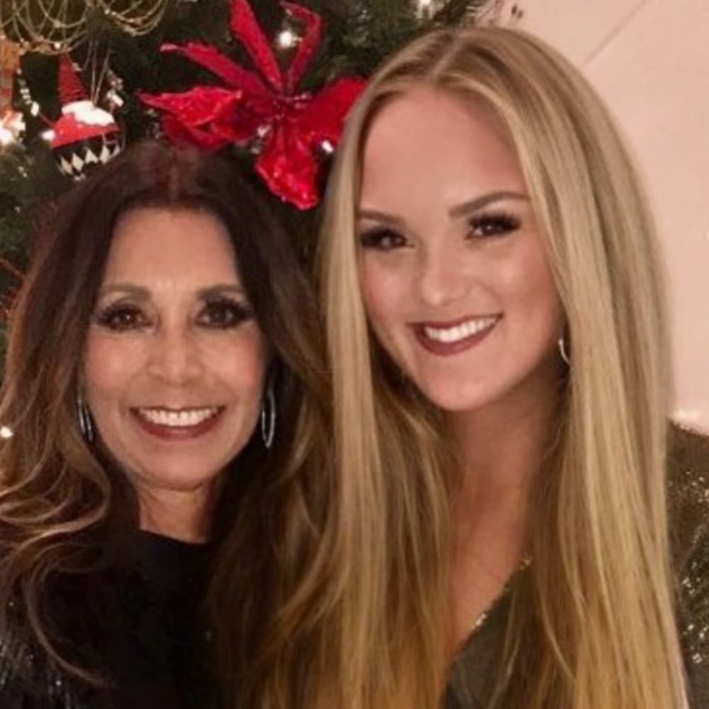 Hi my name is Nicole! Welcome! Make any offers!